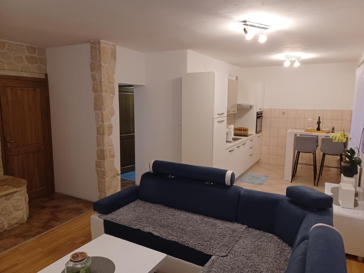 Apartmani Marijamagdalena Gracac  Exterior photo