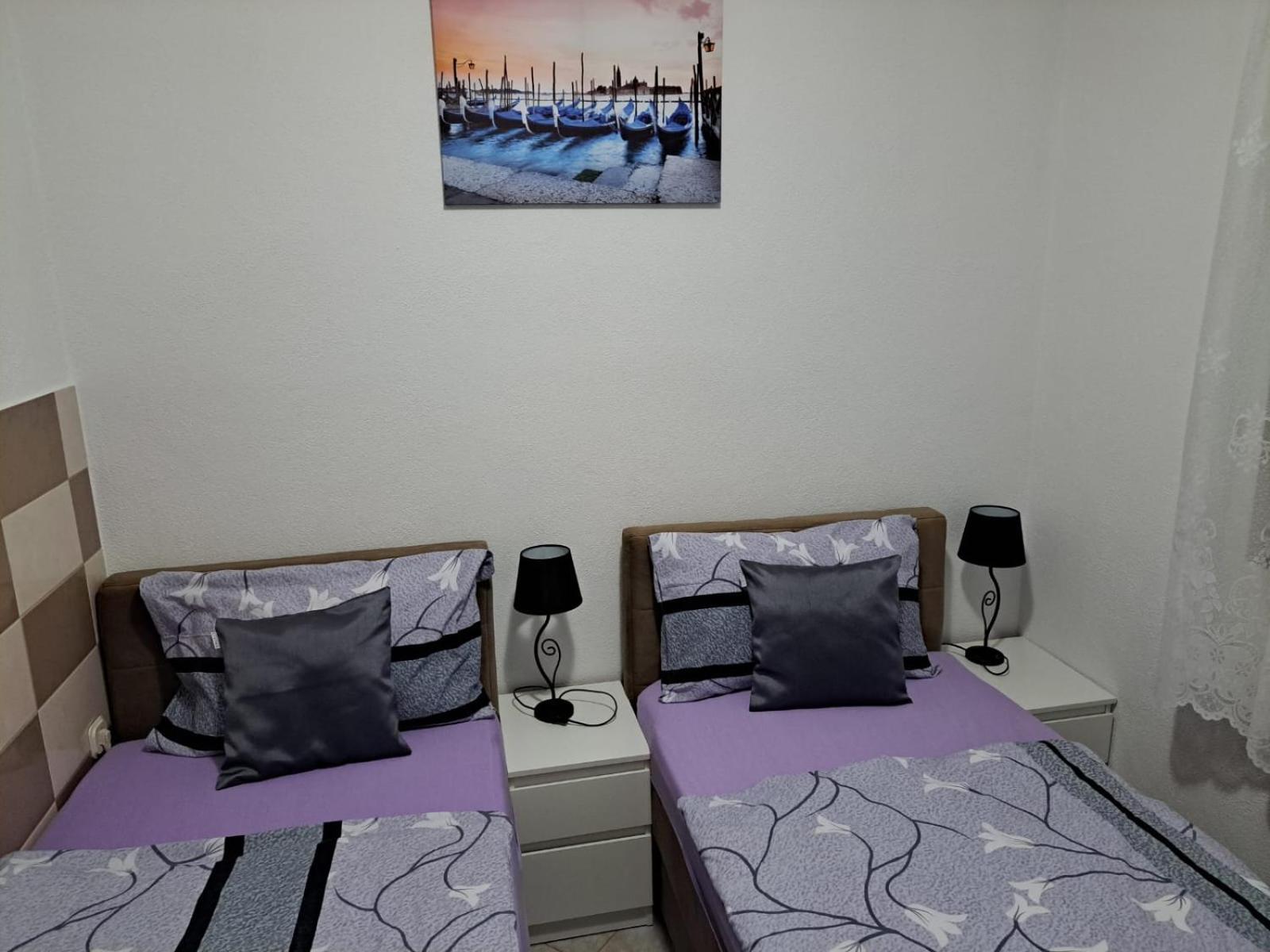 Apartmani Marijamagdalena Gracac  Exterior photo