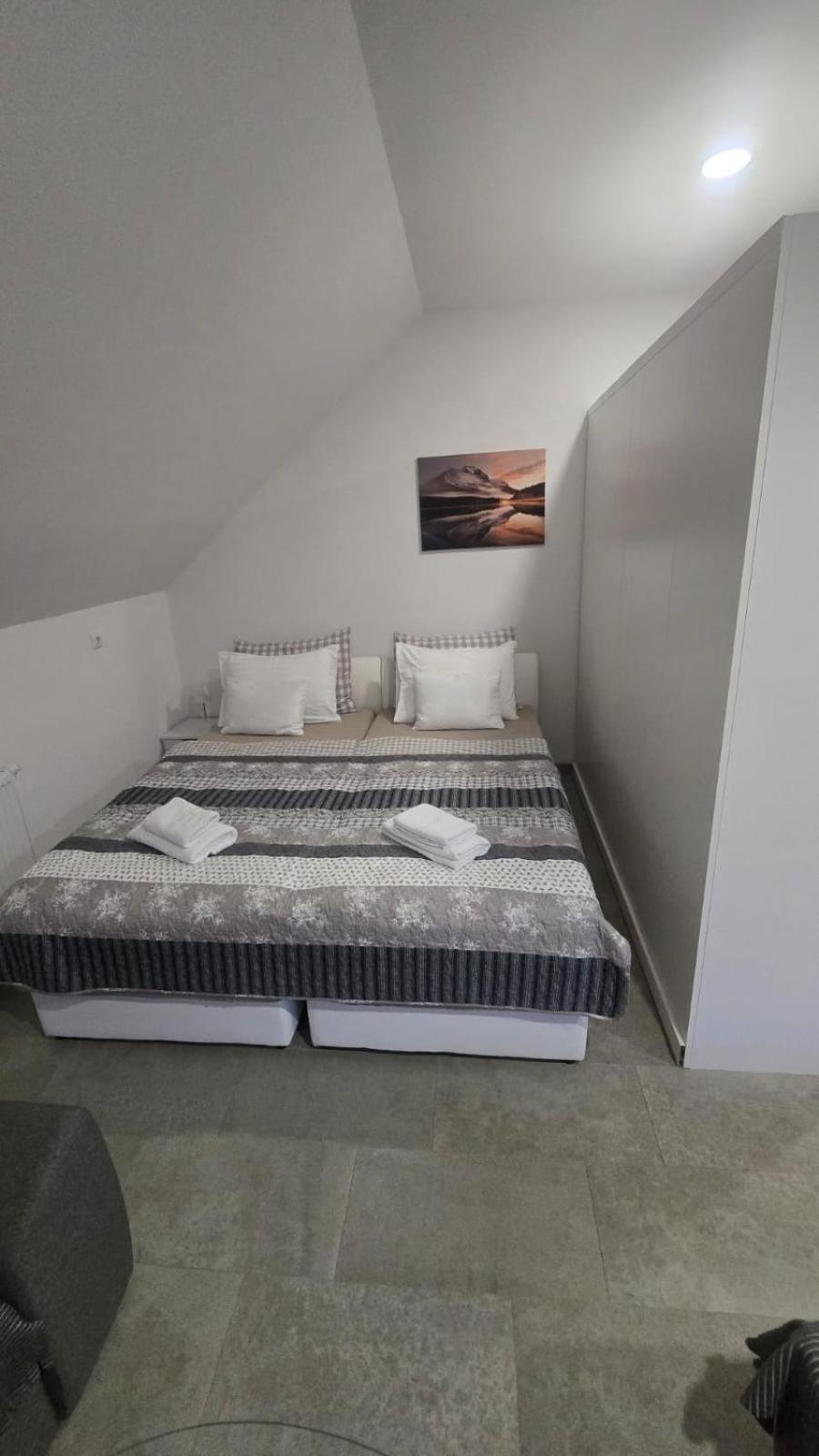 Apartmani Marijamagdalena Gracac  Exterior photo