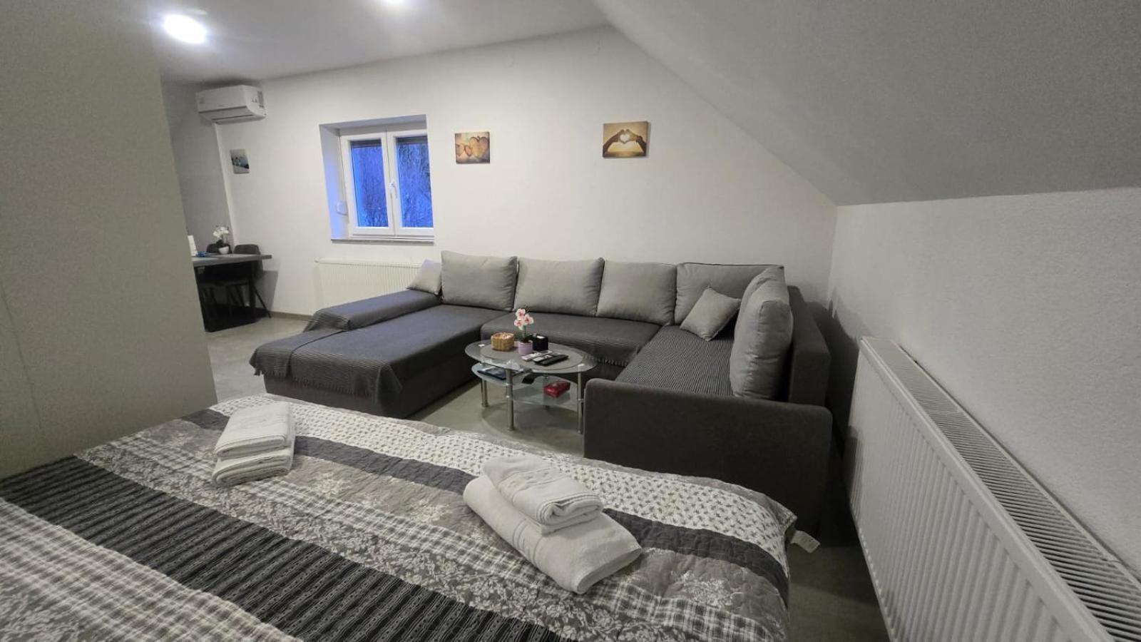 Apartmani Marijamagdalena Gracac  Exterior photo